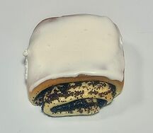 Булка с маком и кремом