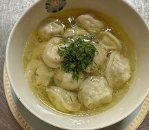 Пельмени с курицей в бульоне