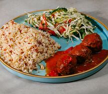 Смесь риса с котлетками из говяжьей мякоти