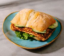 Чиабатта с омлетом и авокадо