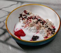 Гранола с мацони, йогуртом и ягодами