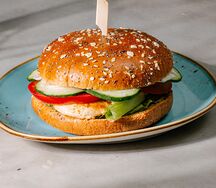 Бургер с цельным куриным филе