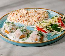 Смесь риса с котлетками из индейки