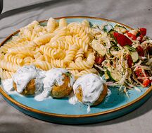 Фузилли с котлетками из курицы