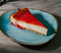 Творожный чизкейк с ягодами и клубничным вареньем