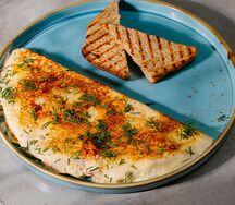 Белковый омлет с нежной ветчиной из индейки и творожным сыром 