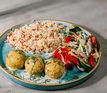 Смесь риса с котлетами из курицы