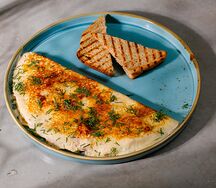 Белковый омлет с брынзой и томатами