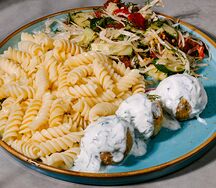 Фузилли с котлетками из индейки