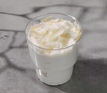 Творожный мусс с лепестками кокоса