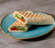 Тортилья с форелью и авокадо