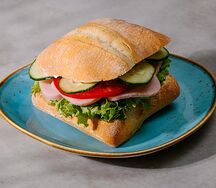 Чиабатта с ветчиной, творожным сыром и овощами