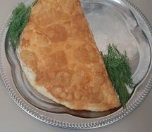 Чебурек с сыром, помидором и мясом