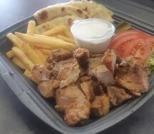 Гирос на тарелке Курица