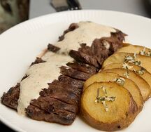 Скерт-стейк с перечным соусом