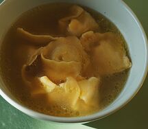 Куриный бульон с тортеллини с цыпленком