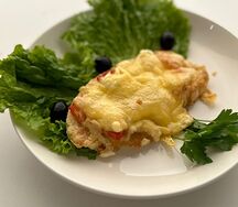 Отбивная из курицы с помидором