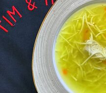 Домашняя лапша с куриным бульоном