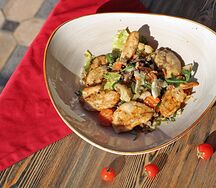 Микс-салат с курицей и соусом терияки