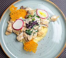 Куриный боул с грибами под сливочным соусом