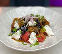 Салат с баклажанами wok, грибами и творожным сыром