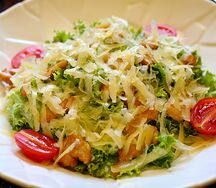 Салат Цезарь с курицей