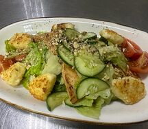 Салат с жареным адыгейским сыром и куриным филе