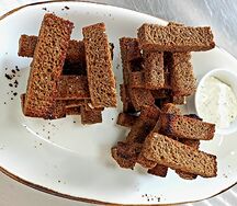 Гренки со сметанно-чесночным соусом
