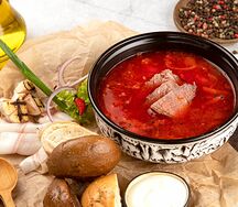 Борщ с кубанским салом и чесночным хлебом