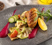 Котлета из судака с кабачком и печёным свекольным соусом