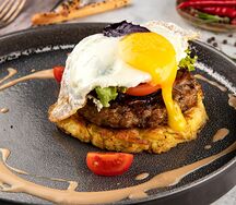 Мясной бифштекс с яйцом