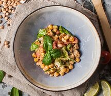 Салат с нутом, куриным филе и овощами гриль