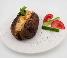 Запеченный картофель с мясом и сыром