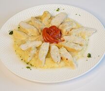 Курица с лимонно-чесночным соусом и картофельным пюре