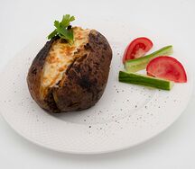 Запеченный картофель с сыром и кукурузой
