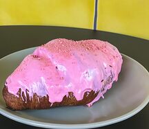 Круассан с малиновым джемом