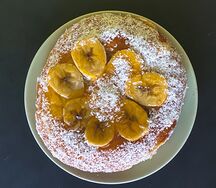 Ватрушка сметанная с бананом и кокосом