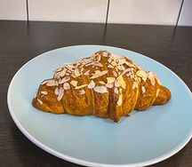 Круассан с вареной сгущенкой