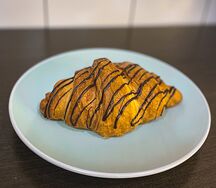 Круассан с шоколадной пастой