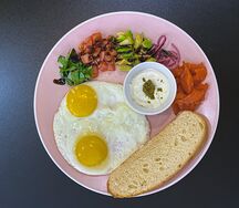 Яичница с лососем и авокадо