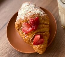 Круассан с клубникой и кремом чиз