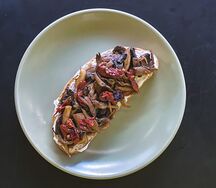 Брускетта с грибным миксом и вялеными томатами