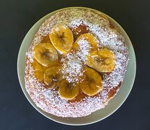 Ватрушка творожная с бананом и кокосом