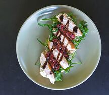 Брускетта с цыпленком и вялеными томатами