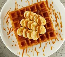Вафля с бананом и карамелью