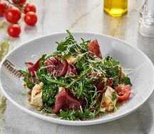 Салат с говяжьей пармой и сыром
