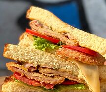 Сэндвич с ветчиной и беконом