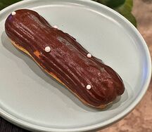 Эклер шоколадный