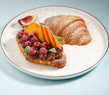 Круассан с сезонными ягодами и фруктами