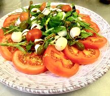 Салат с шариками из моцареллы, розовых помидоров и руколы